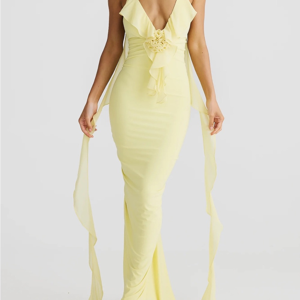 Chic Yellow Maxi Dress with Floral Detail